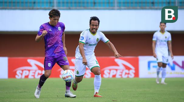 Pemain RANS Nusantara FC, Mitsuru Maruoka (kiri) menguasai bola dibayangi pemain Persikabo 1973, Guntur Triaji pada laga pekan pertama BRI Liga 1 2023/2024 antara RANS Nusantara FC menghadapi Persikabo 1973 di Stadion Maguwoharjo, Sleman, Yogyakarta, Senin (3/7/2023). (Bola.com/Nandang Permana)