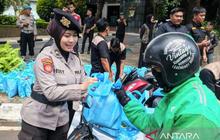 Jumat Peduli, Polda Metro Jaya Bagikan Sembako untuk Ojol dan Buruh di Jakarta