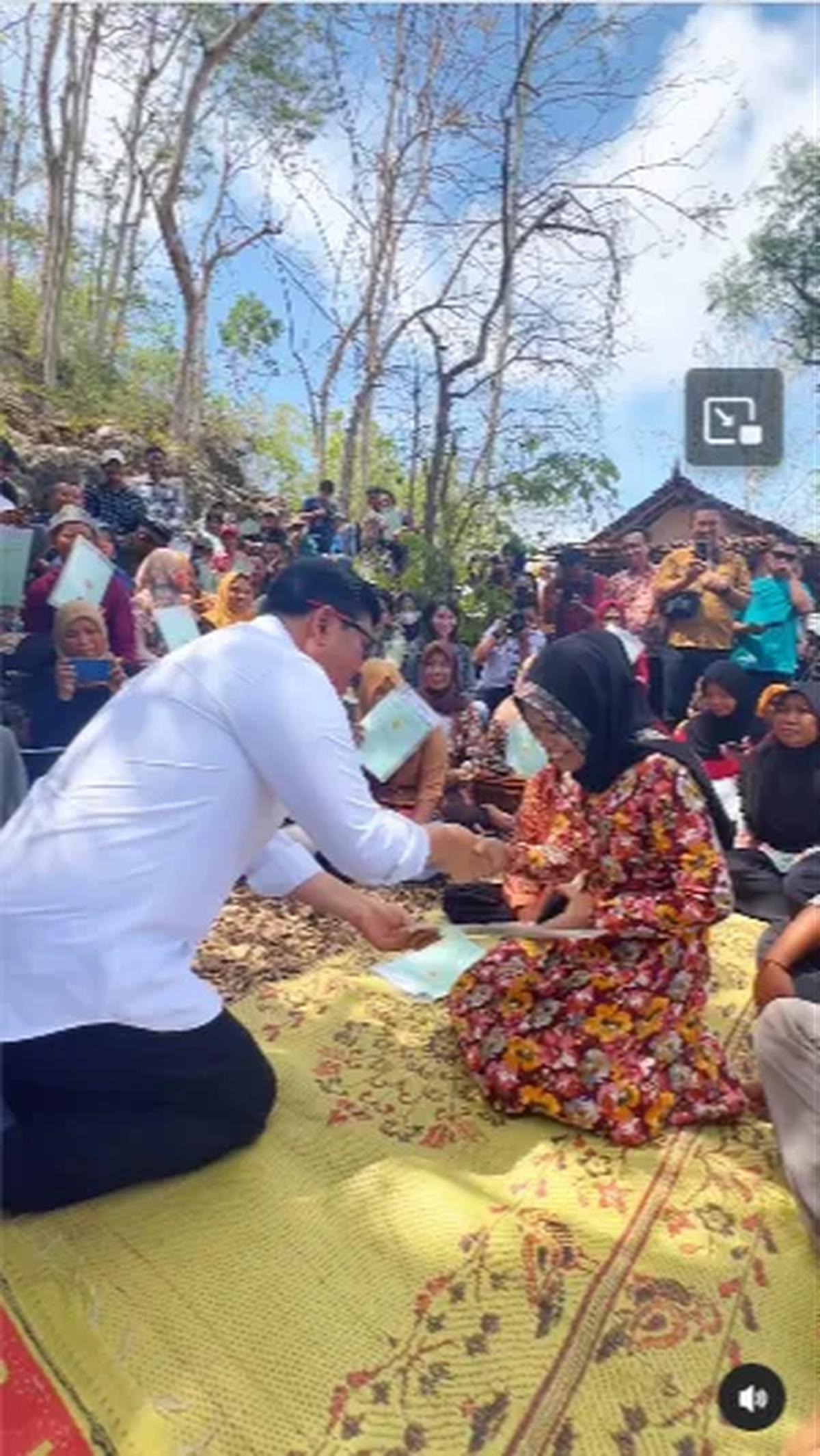 Selain acara itu, Hadi Tjahjanto juga membagi-bagikan sertifikat kepada warga pada Jumat (10/12).