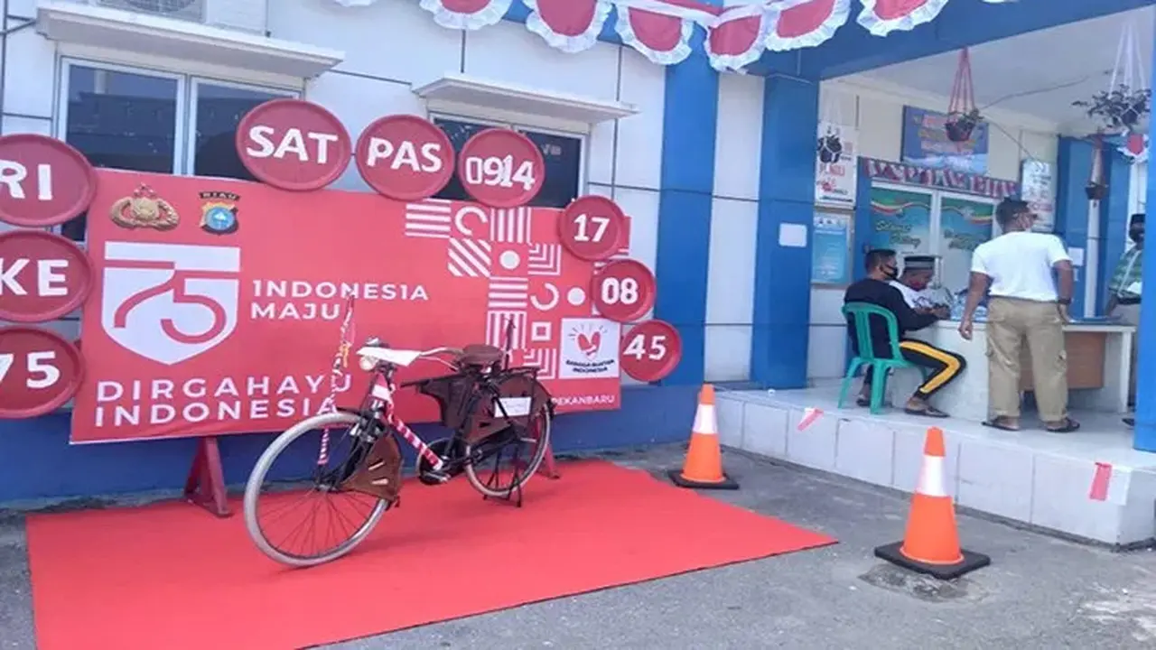 Petugas Satpas Pakai Kostum Pahlawan NTMC Polri)