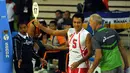 Pelatih tim putra Jakarta Pertamina Energy, Marko Klok (kanan) berbincang dengan Arso Setiawan (tengah) saat laga melawan Jakarta BNI 46 di Pertamina Proliga 2015, Dome Sport Balikpapan, (7/2/2015). (Liputan6.com/Helmi Fithriansyah)