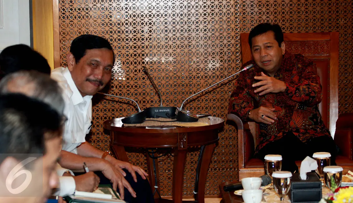 Ketua DPR, Setya Novanto (kanan) dan Menko Polhukam Luhut Binsar Pandjaitan saat menggelar pertemuan di kompleks Parlemen, Jakarta, Jumat (16/10). Pertemuan tersebut membahas bencana kebakaran hutan dan asap. (Liputan6.com/Johan Tallo)