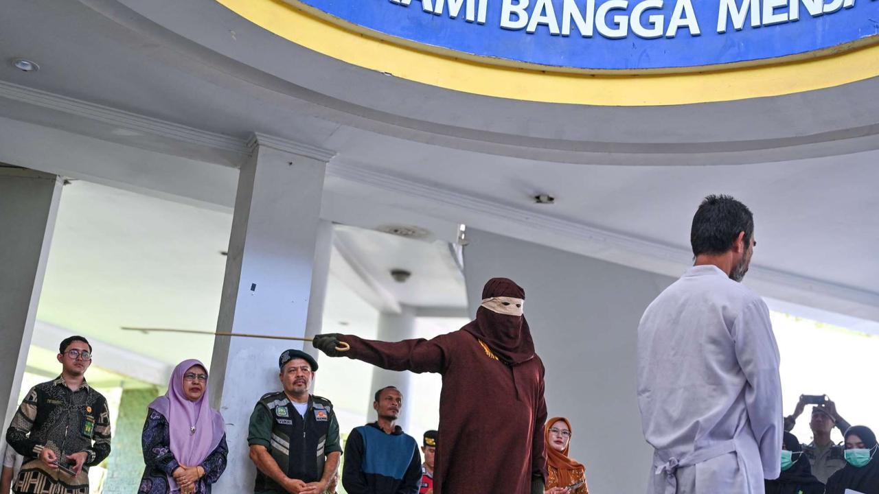 Empat Pria di Aceh Dicambuk Berkali-kali usai Terbukti Main Judi Online