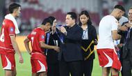 Ketua Umum PSSI, Erick Thohir (tengah kanan) mengalungkan medali runner up untuk pemain Timnas Indonesia, Beckham Putra setelah final FIFA Series 2026 melawan Bulgaria di tadion Utama Gelora Bung Karno, Senayan, Jakarta, Senin (30/03/2026). (Bola.com/M Iqbal Ichsan)