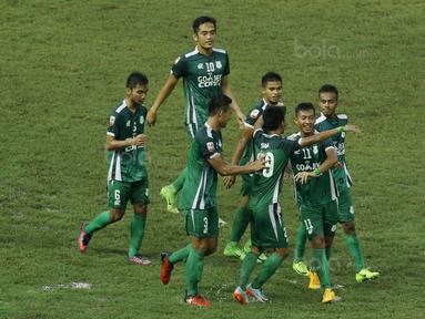 Para pemain PSMS Medan merayakan gol yang dicetak oleh Choiril Hidayat ke gawang Martapura FC pada laga Liga 2 di Stadion Patriot, Bekasi, Senin (13/11/2017). PSMS Medan menang 2-1 atas Martapura FC. (Bola.com/ M Iqbal Ichsan)