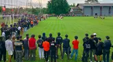 Latihan Persija Jakarta yang digelar di Sawangan, Depok, pada Jumat (14/2/2025) sore WIB diserbu suporternya, The Jakmania. Latihan ini merupakan persiapan jelang melawan Persib Bandung di BRI Liga 1 2024/2025. (Bola.com/M Iqbal Ichsan)