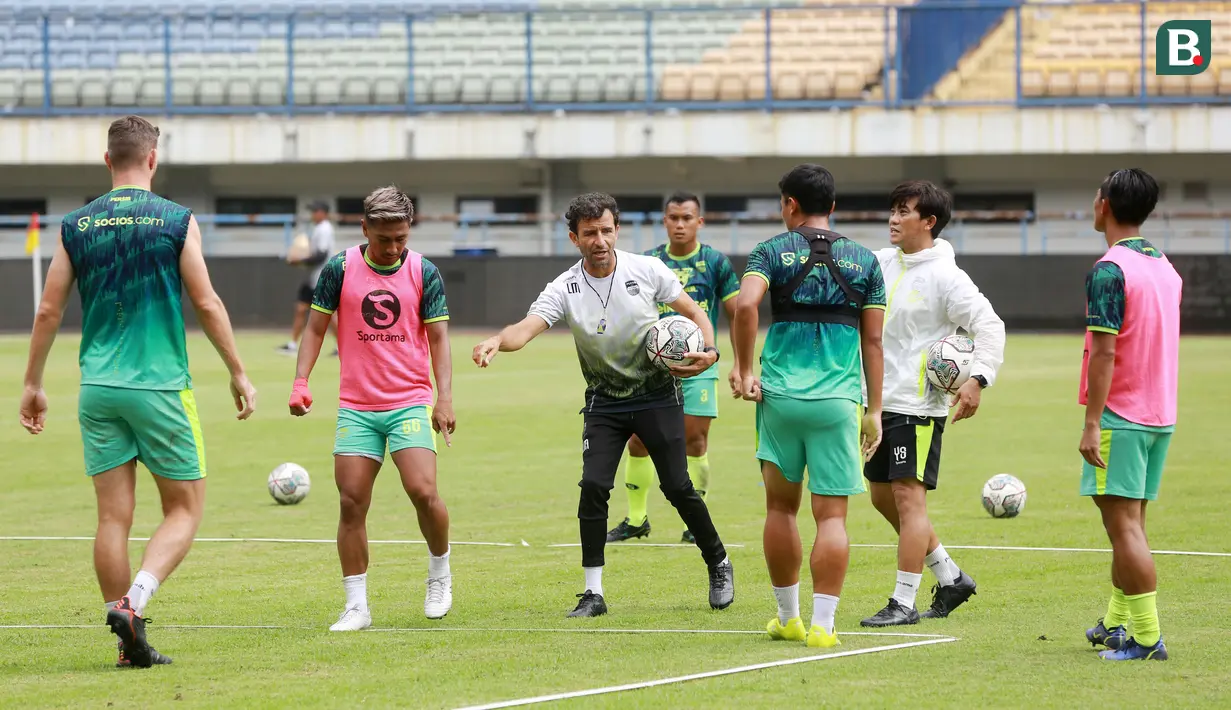 Pelatih Persib Bandung, Luis Milla, memberikan arahan kepada anak asuhnya saat sesi latihan di Stadion Gelora Bandung Lautan Api (GBLA), Bandung, Selasa (11/10/2022). (Bola.com/M Iqbal Ichsan)