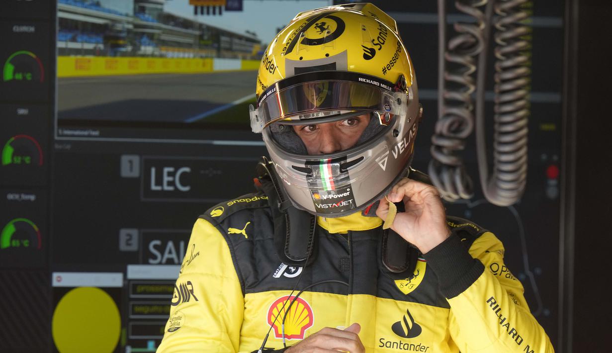 Pebalap mereka, Charles Leclerc dan Carlos Sainz juga tampak menggunakan baju balap dan helm yang berwarna kuning dalam sesi latihan bebas kemarin. (AP/Luca Bruno)