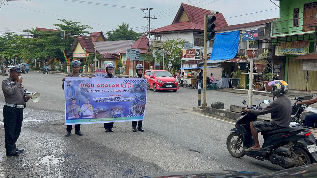 Bagikan Nasi Kotak pada Pengguna Jalan, Polres Rohul Sosialisasi Program & Pilkada Damai