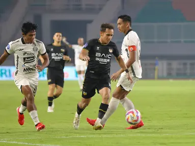 Egy Maulana Vikri dengan mudah melewati dari kepungan Firza Andika dan Rizky Ridho dalam laga pekan ke-22 BRI Liga 1 2024/2025 Dewa United vs Persija Jakarta di Stadion Pakansari, Sabtu (8/2/2025). (Bola.com/Abdul Aziz)