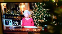 Ratu Elizabeth II saat menyampaikan pesan Siaran Natal tahunannya, di sebuah rumah keluarga di dekat Liverpool pada 25 Desember 2021. (PAUL ELLIS / AFP)
