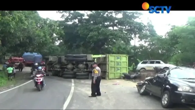 Kecelakaan akibat truk mengalami rem blong saat berada di jalan menurun, menuju arah Cirebon.
