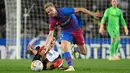 Frenkie De Jong. Gelandang Barcelona berusia 24 tahun ini memiliki kemampuan untuk mengontrol permainan di lini tengah. Peran inilah yang tidak dimiliki oleh dua pesaingnya, Mason Mount di Chelsea dan Phil Foden di Manchester City yang lebih mengedepankan serangan. (AFP/Lluis Gene)