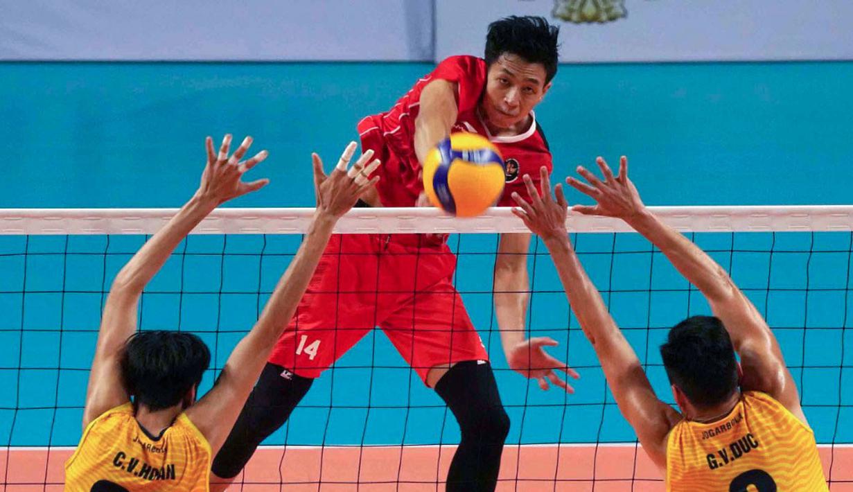 Pemain Timnas Voli Putra Indonesia, Farhan Halim (tengah) melakukan spike ke arah pemain Timnas Vietnam pada laga final SEA Games 2021 yang berlangsung di Dai Yan Sports Arena, Quang Ninh Vietnam, Minggu, 22 Mei 2022. Skuat asuhan Jiang Jie berhasil menang telak dengan skor 3-0 (25-22, 25-18, dan 25-15). (Foto: Kemenpora/PP SIWO PWI/Erly Bahtiar)