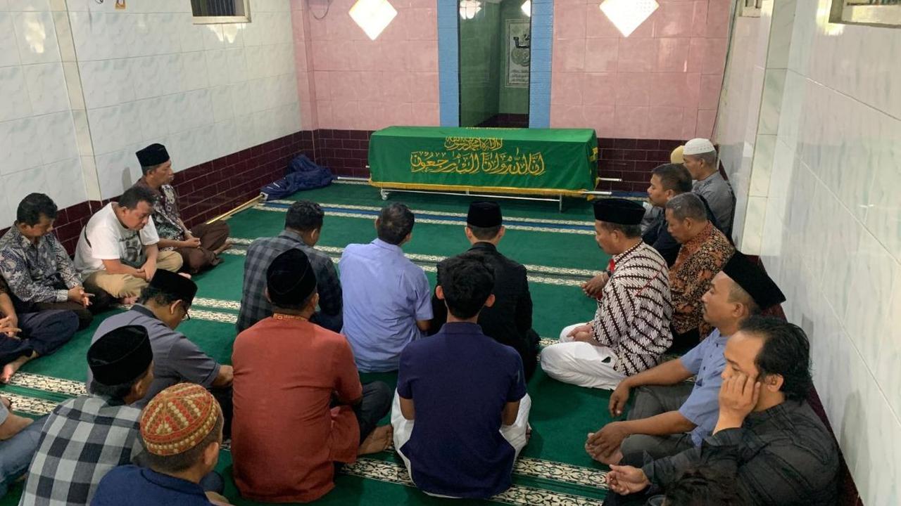 Kabar Muhammad Naufal Zidan (19), mahasiswa Universitas Indonesia (UI) yang ditemukan meninggal di kamar kosnya cukup membuat syok keluarga di Lumajang. Almarhum diketahui dibunuh oleh seniornya karena iri dan terlilit utang.