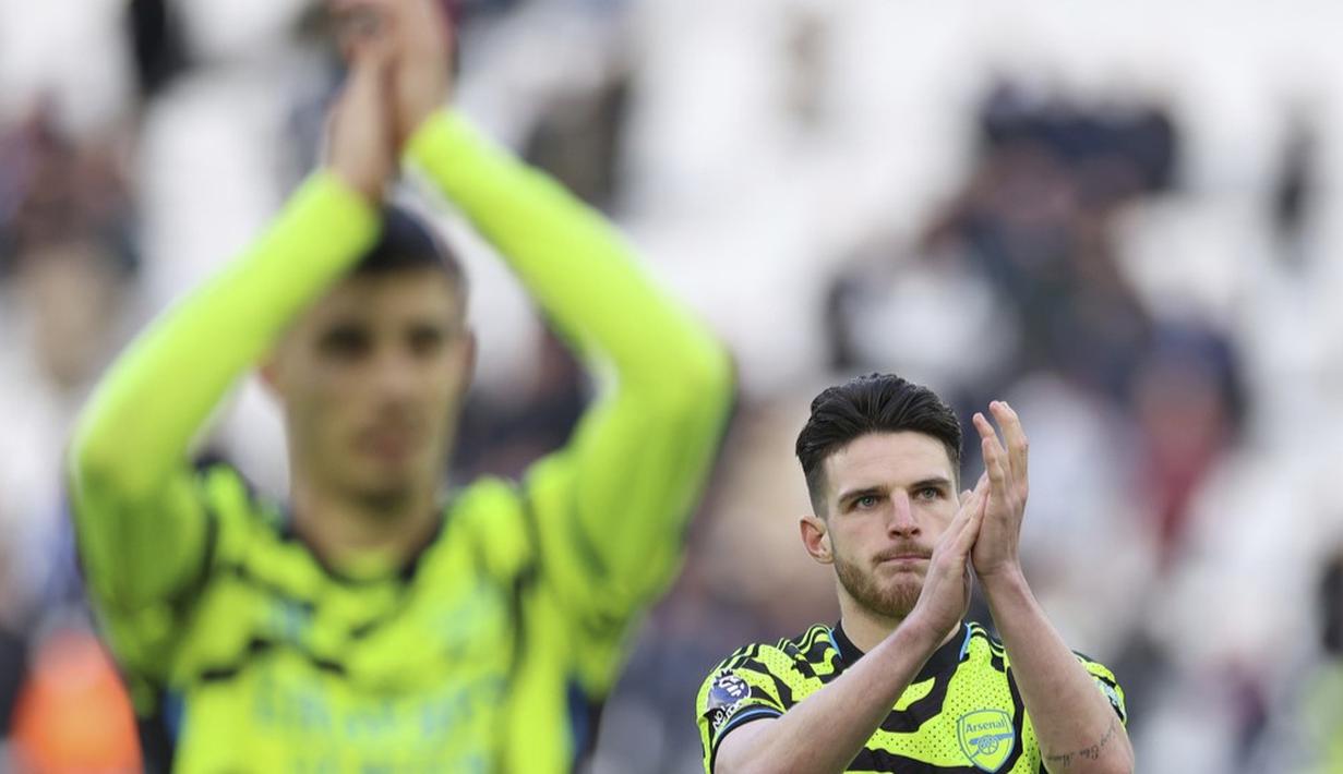 Pemain Arsenal, Declan Rice, memberikan aplaus etelah laga melawan West Ham United dalam duel pekan ke-24 Premier League 2023/2024 di Stadion London, Minggu (11/2/2024). (AP Photo/Ian Walton)