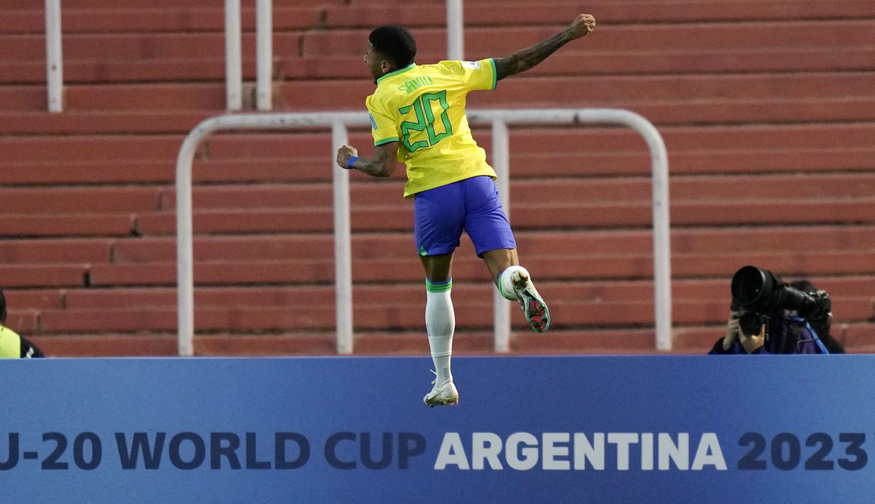 Pemain Brasil U-20, Savio melakukan selebrasi setelah mencetak gol pertama ke gawang Dominika U-20 pada laga matchday kedua Grup D Piala Dunia U-20 2023 di Stadion Malvinas, Argentina, Kamis (25/05/2023) dini hari WIB. Brasil menang dengan skor 6-0. (AP Photo/Natacha Pisarenko)