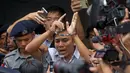 Wartawan Reuters Kyaw Soe Oo saat akan meninggalkan pengadilan di Yangon, Senin (3/9). Pengadilan Myanmar memvonis dua jurnalis Reuters dengan hukuman7 tahun penjara atas kepemilikan ilegal atas dokumen-dokumen resmi pemerintah negara itu. (AP/Thein Zaw)