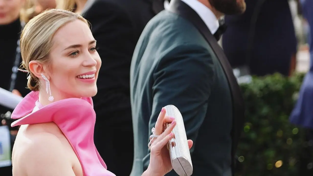 Tampil Mewah, Emily Blunt Pakai Perhiasan Karya Desainer Indonesia di SAG Awards 2019