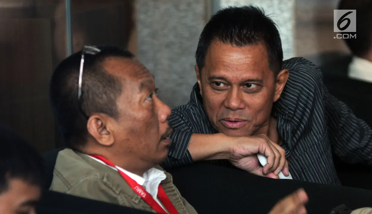 Presiden Komisaris PT Mugi Rekso Abadi Soetikno Soedarjo (kanan) bersiap menjalani pemeriksaan di Gedung KPK, Rabu (7/8/2019). Soetikno diperiksa sebagai tersangka karena diduga menjadi pihak yang memberikan suap kepada tersangka mantan Dirut Garuda Indonesia Emirsyah Satar (merdeka.com/Dwi Narwoko)