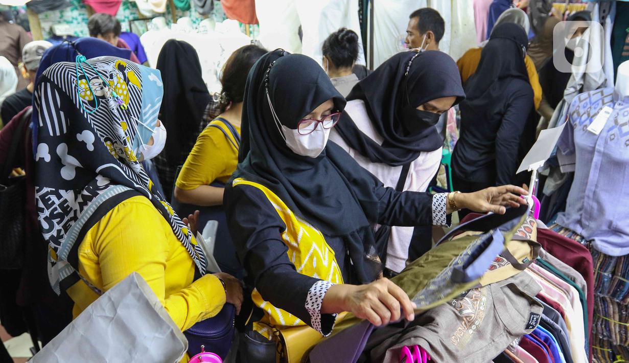 <p>Calon pembeli memilih baju di Pasar Tanah Abang, Jakarta, Sabtu (23/4/2022). Menjelang Lebaran, Pasar Tanah Abang dipadati pengunjung yang memburu busana atau pakaian muslim untuk menyambut Hari Raya Idul Fitri 1443 Hijriah. (Liputan6.com/Herman Zakharia)</p>