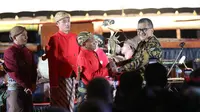 Sekjen PDIP Hasto Kristiyanto Saat menghadiri pagelaran wayang kulit di halaman masjid At-Taufiq, Lenteng Agung, Jakarta Selatan, Jumat (28/7/2023). (Foto: Dokumentasi PDIP)