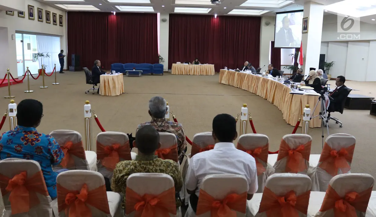 Suasana seleksi wawancara calon hakim agung di Auditorium Gedung Komisi Yudisial, Jakarta, Kamis (3/1). Seleksi wawancara ini diikuti oleh 12 calon hakim agung. (Liputan6.com/Angga Yuniar)