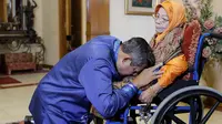 SBY Publikasikan Foto Sungkem ke Ibunda di Twitter