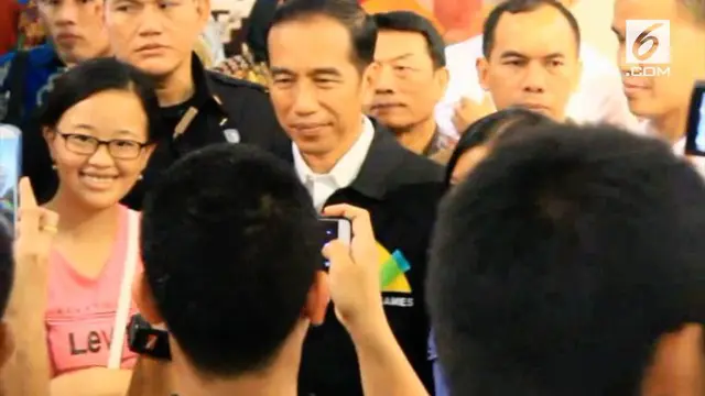 Dalam kunjungannya ke Pekanbaru Riau Presiden Jokowi berbelanja sepatu di salah satu pusat perbelanjaan. kunjungan Jokowi ini disambut antusias warga