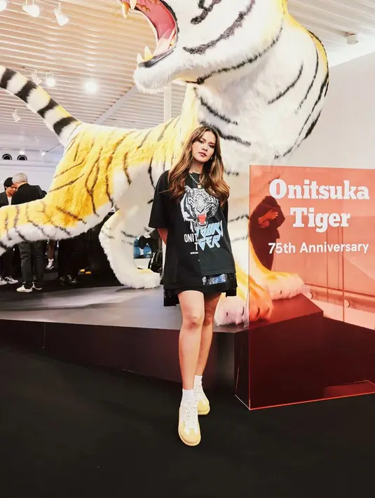 Menghadiri acara anniversary brand Onitsuka Tiger, Raisa tampil sporty dengan outfit serba hitam. Penampilan simpelnya dating dari padu padan oversized t-shirt hitam bercorak dan mini skirt bernuansa sama. [Foto: Instagram/raisa6690]