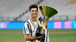 2. Cristiano Ronaldo (Sepak Bola) - Bintang Juventus ini adalah atlet dengan jumlah pengikut terbanyak di media sosial. Meliputi 200 juta di Instagram dan 85 juta di Twitter. Pendapatanya mencapai USD 105 juta (Rp 1,53 triliun). (AFP/Isabella Bonotto)