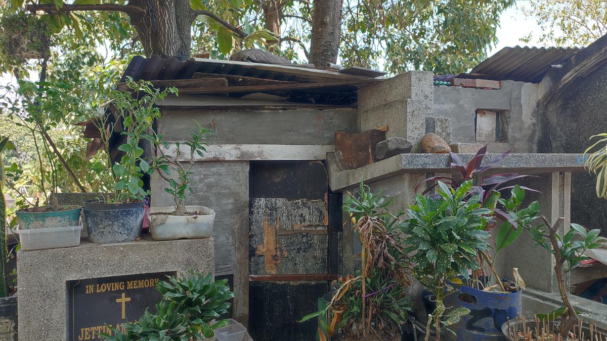 Rumah semi permanen milik Dadang yang berimpitan dengan makam. (merdeka.com/Azzura Galexia).