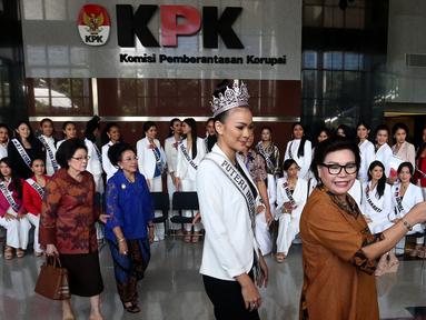Kezia Warouw berbincang dengan pimpinan KPK Basaria Panjaitan saat berkunjung ke Gedung KPK, Jakarta, Senin (27/3). KPK memberikan pembekalan mengenai Pemberantasan Korupsi kepada 38 Finalis Puteri Indonesia 2017. (Liputan6.com/JohanTallo)