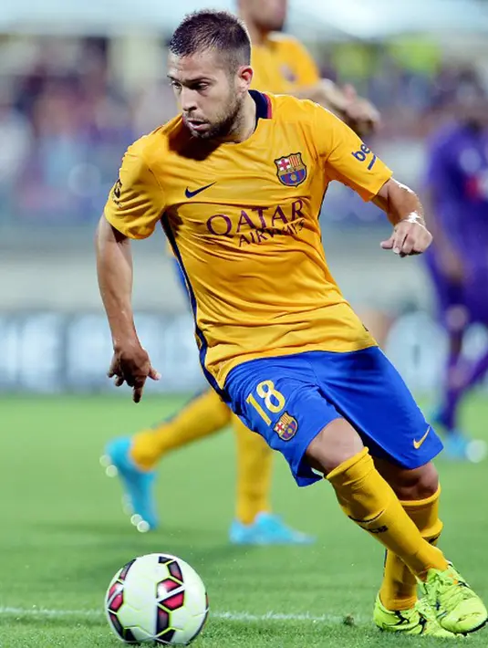 Bek Barcelona, Jordi Alba mengontrol bola saat bertanding melawan Fiorentina pada ajang International Champions Cup (ICC) 2015 di Stadio Artemio Franchi, Senin (3/8/2015). Fiorentina menang atas Barcelona dengan Skor 2-1. (AFP PHOTO/TIZIANA FABI)
