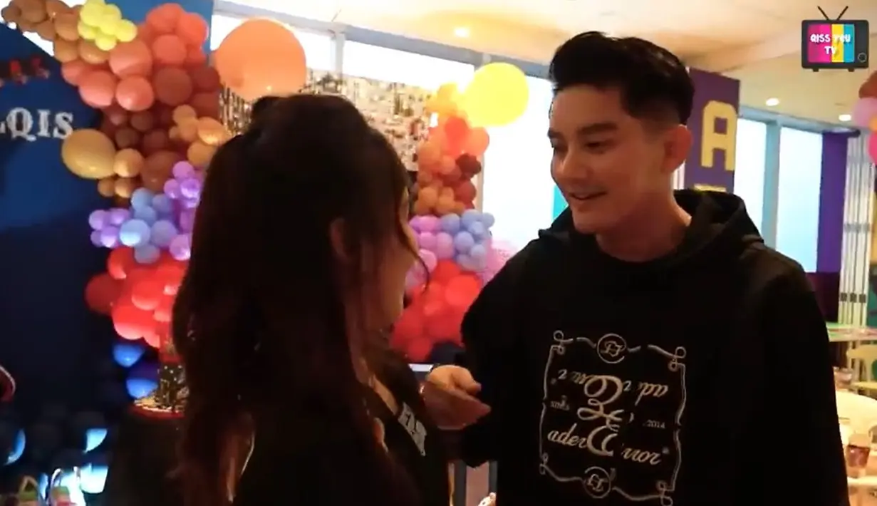 Boy datang dengan mengenakan kostum serupa dengan keluarga yang berulang tahun. Boy juga tampak berfoto bersama dengan Ayu Ting Ting dan keluarganya. Boy tampak juga akrab dengan Bilqis dan juga orangtua Ayu Ting Ting. [Youtube/Qiss You TV]