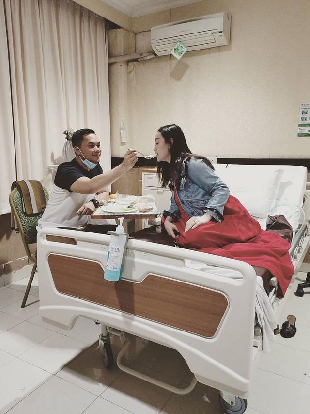 Setia Menemani di Rumah Sakit, Ini 6 Momen Manis Zaskia Gotik dan Sirajuddin