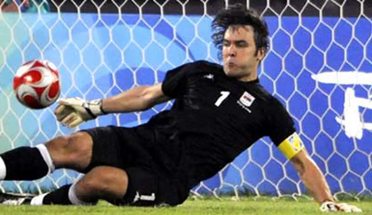 Serbia's Vladimir Stojkovic blocks a penalty shot during their 2008 Beijing Olympic Games men's first round Group A match against Argentina at the Worker's Stadium on August 13, 2008. Argentina won 2-0. AFP PHOTO/PEDRO UGARTE