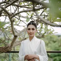 Bridal robe Mikha Tambayong memiliki filosofi yang terinspirasi dari pakaian kesucian biksu 
[@thebridestory]