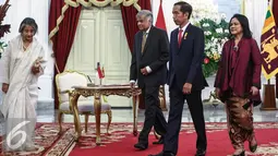 Presiden Joko Widodo bersiap rapat dengan Perdana Menteri Republik Demokratik Sosialis Sri Lanka, H.E. Mr. Ranil Wickremesinghe di Istana Merdeka, Jakarta, Rabu (3/8). Pertemuan membahas bilateral kedua negara. (Liputan6.com/Faizal Fanani)
