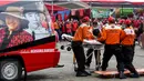 Sejumlah anggota Badan Penanggulangan Bencana (Baguna) PDI Perjuangan mengevakuasi korban saat latihan seusai penutupan Rakernas I PDI-Perjuangan di Jakarta, Selasa (12/1). (Liputan6.com/Faizal Fanani)