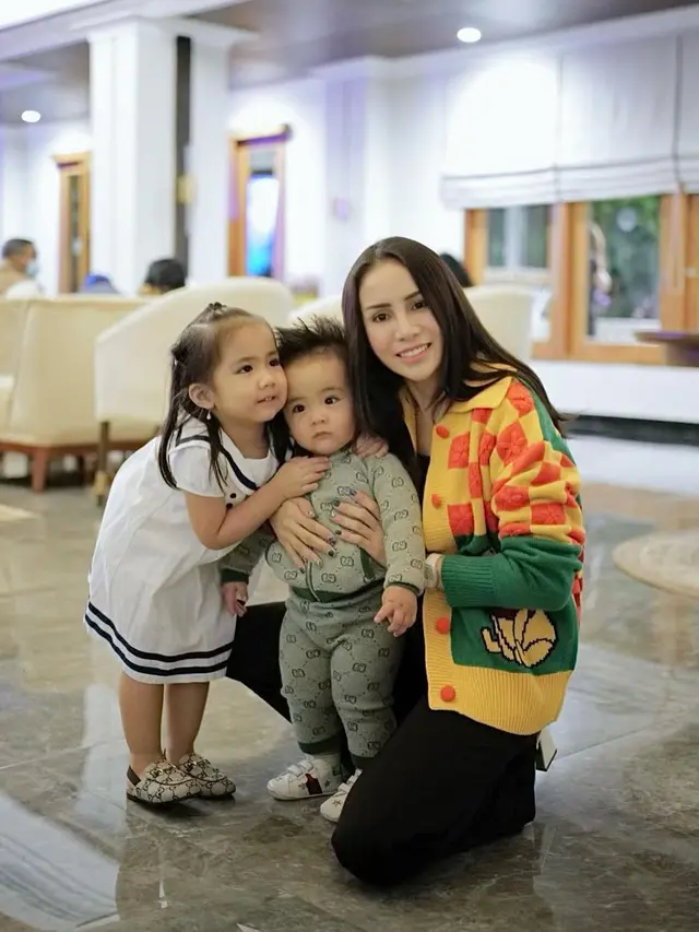 6 Potret Momo Geisha Momong Dua Anak, Gayanya Bak ABG