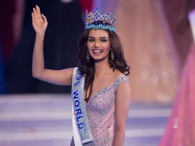 Miss India, Manushi Chhillar melambaikan tangan usai disematkan mahkota Miss World 2017 dalam ajang kontes Miss World ke-67 di Sanya, Tiongkok, Sabtu (18/11). India menyudahi penantian 17 tahun untuk merebut mahkota Miss World. (NICOLAS ASFOURI/AFP)