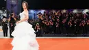 Aktris Penelope Cruz berpose di karpet merah saat tiba menghadiri pemutaran film "Wasp Network" yang dipertunjukkan dalam kompetisi selama Venice Film Festival 2019 di Venice Lido, Italia (1/9/2019). Penelope Cruz tampil cantik mengenakan gaun putih di acara tersebut. (AFP Photo/Alberto Pizzoli)