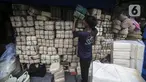 Pedagang menata wadah besek bambu di Kawasan Jatinegara, Jakarta, Rabu (6/7/2022). Jelang Idul Adha, penjualan besek untuk tempat daging kurban yang ramah lingkungan mengalami peningkatan. (Liputan6.com/Faizal Fanani)