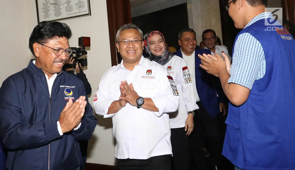 Sekjen Partai Nasdem Jhonny G. Plate (kiri) menerima kedatangan Ketua KPU Arief Budiman saat verifaksi faktual parpol peserta pemilu di Kantor DPP Partai Nasdem, Jakarta, Minggu (28/1). (Liputan6.com/Angga Yunar)