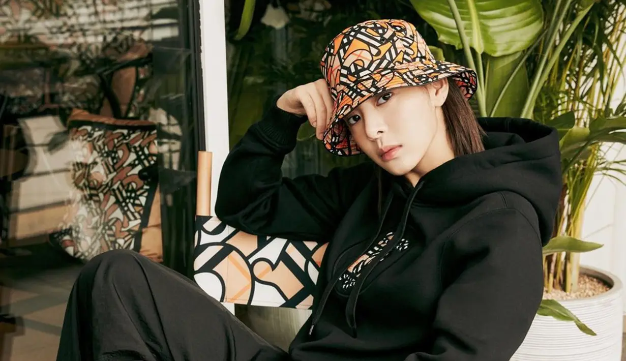 Nama Seol In Ah mulai melambung pesat setelah membintangi banyak drama populer di Korea Selatan. Sebut saja dari drama School 2017, Mr. Queen, hingga Business Proposal. Dalam drama, ia selalu identik dengan gaya elegan. Tapi rupanya, Seorina lebih nyaman tampil kasual dalam kesehariannya. (Liputan6.com/IG/@_seorina)