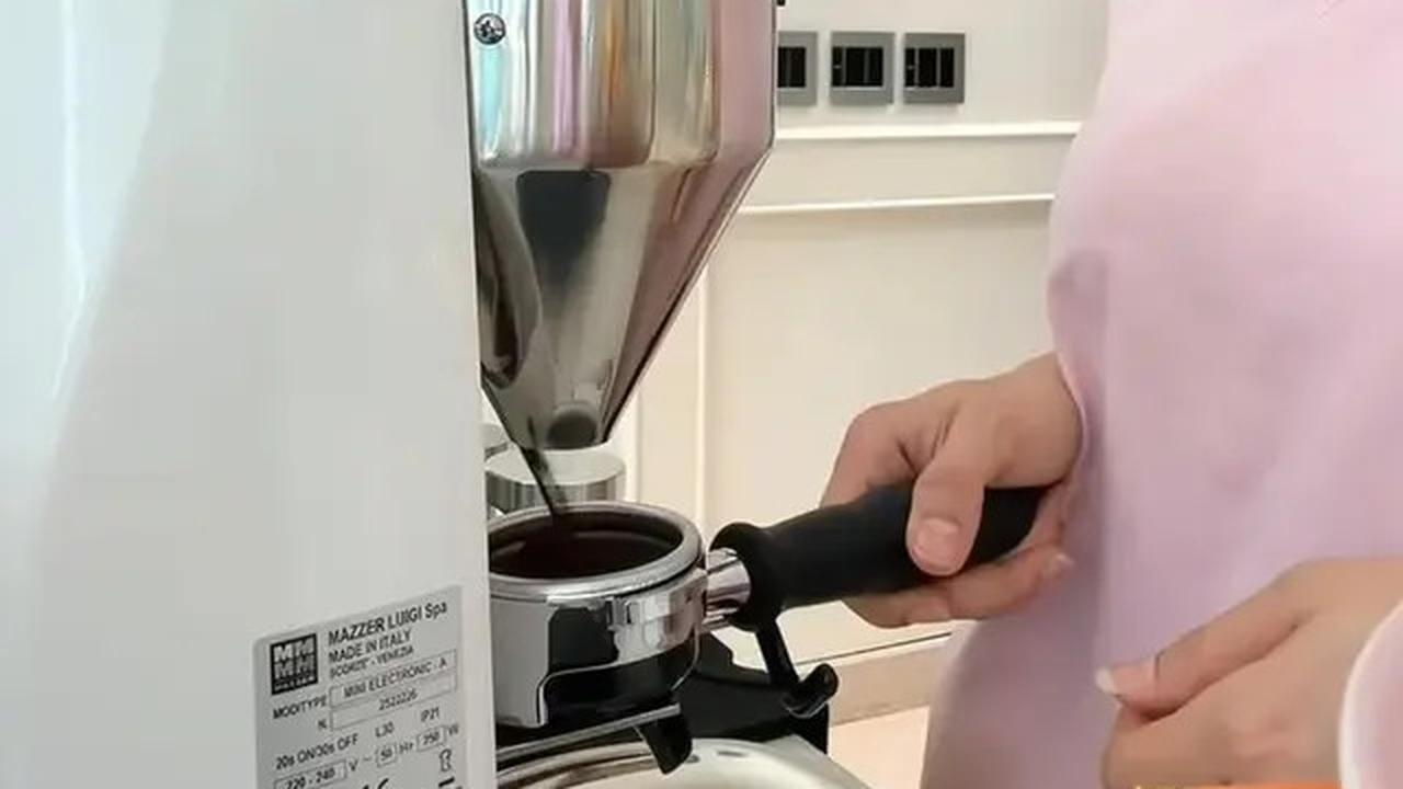 6 Potret Dapur di Rumah Ayu Dewi, Nuansa Putihnya Bikin Betah