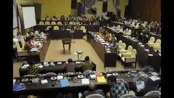 Komisi II DPR bersama Kemendagri dan Kemenkumham  menggelar raker terkait Perppu Pilkada dan Perppu Pemda serta mendengarkan pandangan fraksi-fraksi dan DPD RI terkait kedua Perppu tersebut, Jakarta, Senin (19/1/2015). (Liputan6.com/Andrian M Tunay)