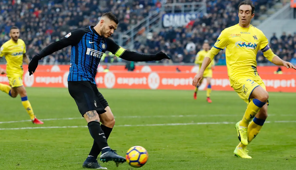 Pemain Inter Milan Mauro Icardi berhasil mencetak gol ke gawang Chievo Verona  pada laga ke-15 Serie A, di Stadion San Siro, Minggu (3/12). Inter Milan menggilas tamu mereka itu dengan lima gol tanpa balas. (AP/Antonio Calanni)