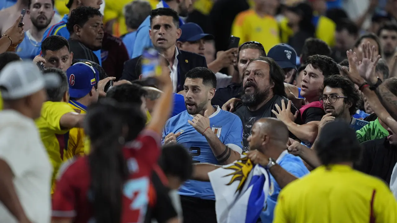 Suporter Timnas Kolombia di Copa America 2024 sebelum ribut dengan para pemain Timnas Uruguay.